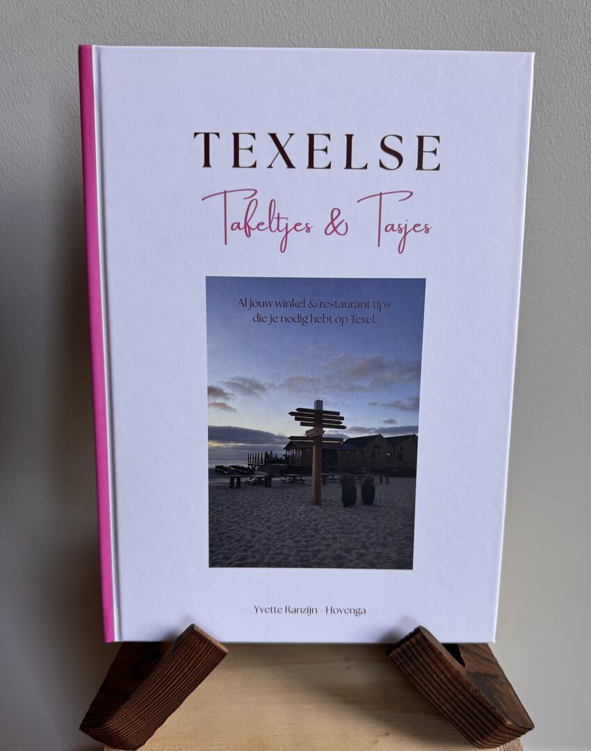 Das Buch Texelse Tafeltjes & Tasjes auf einem Holzständer.